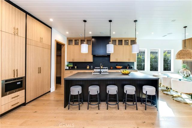 5323 Allott Avenue, Sherman Oaks, CA 91401