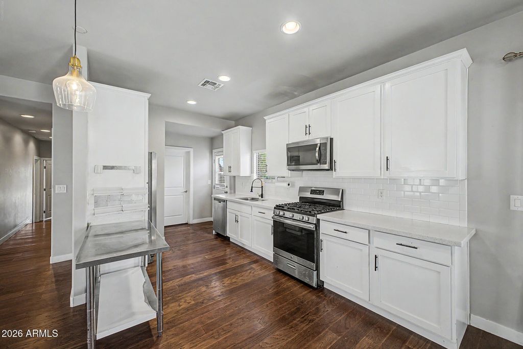 Image 15 of property listing at 1645 W WILLETTA Street, Phoenix, AZ 85007