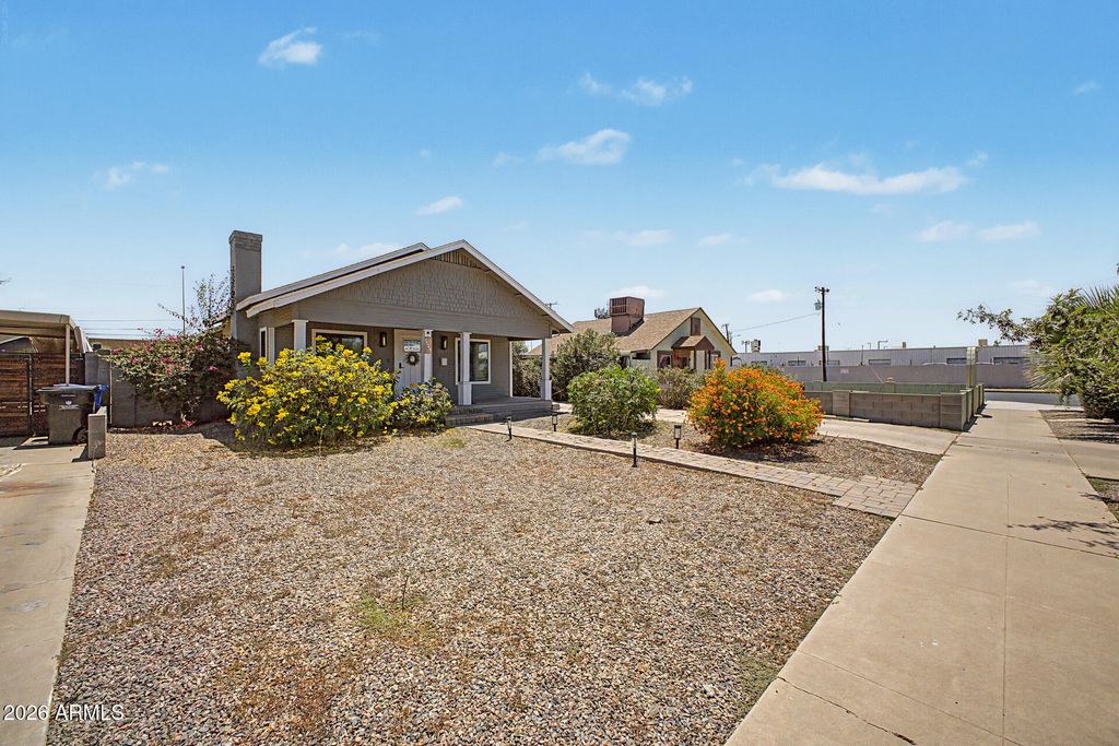 Image 2 of property listing at 1645 W WILLETTA Street, Phoenix, AZ 85007