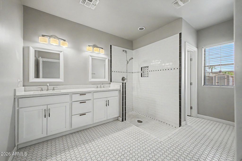 Image 23 of property listing at 1645 W WILLETTA Street, Phoenix, AZ 85007