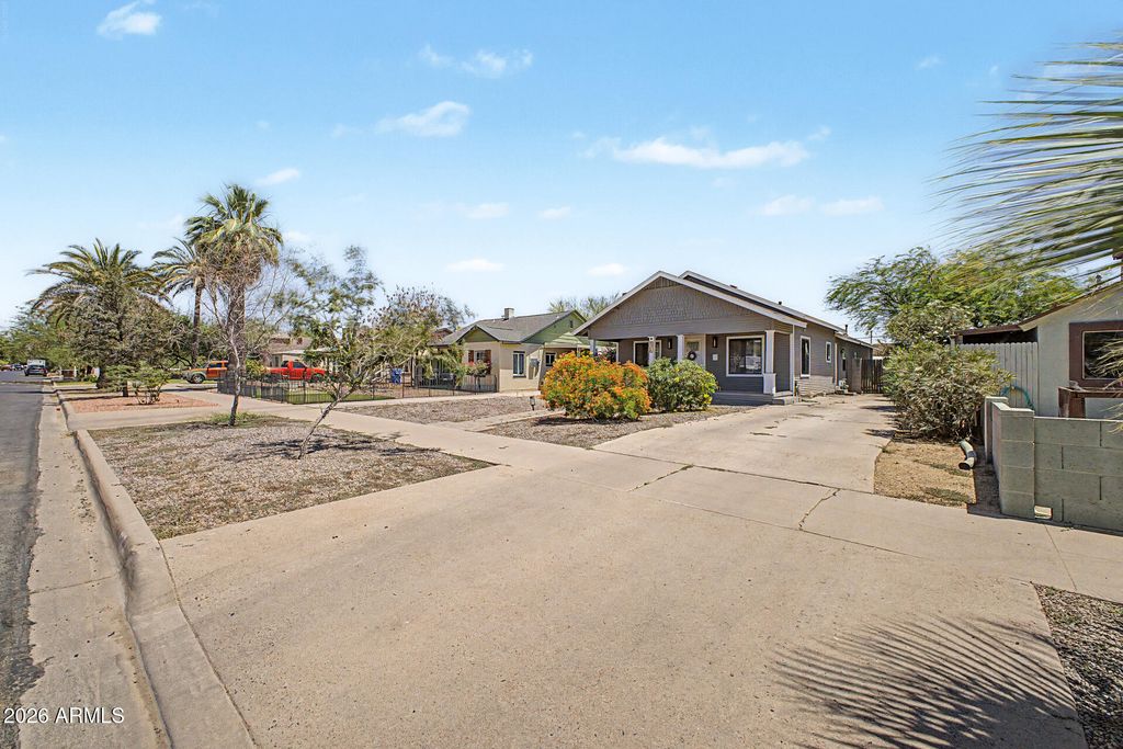 Image 3 of property listing at 1645 W WILLETTA Street, Phoenix, AZ 85007