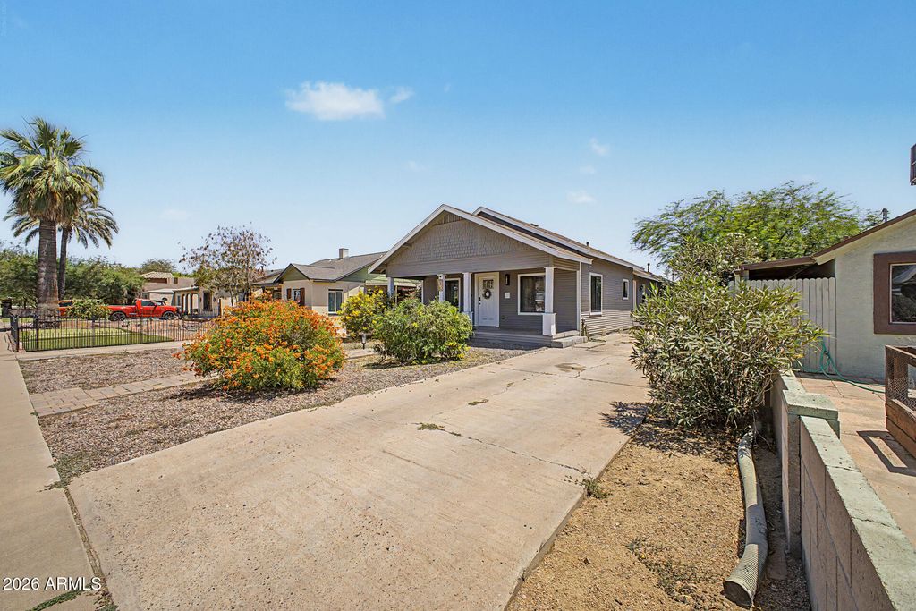 Image 4 of property listing at 1645 W WILLETTA Street, Phoenix, AZ 85007