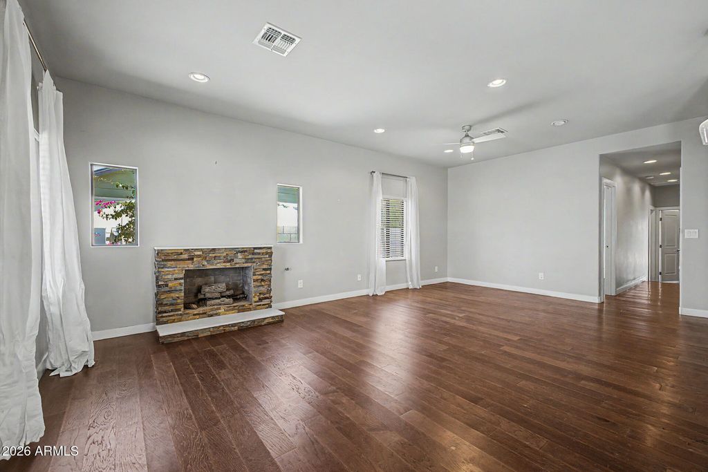 Image 8 of property listing at 1645 W WILLETTA Street, Phoenix, AZ 85007