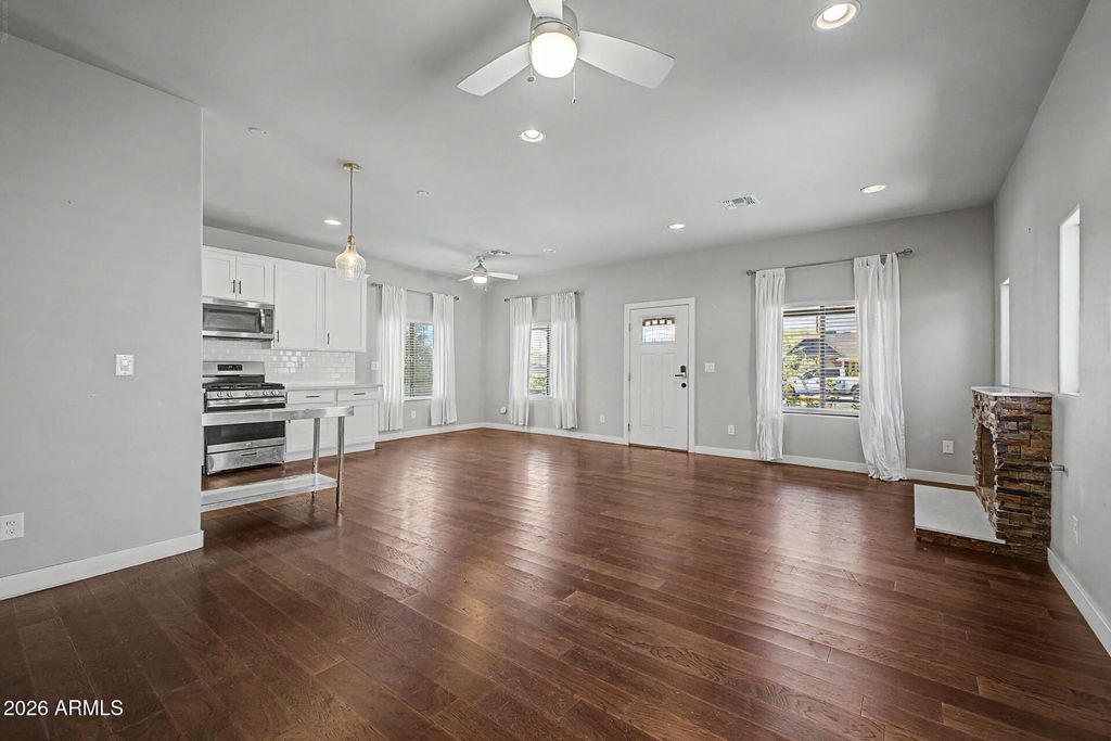 Image 9 of property listing at 1645 W WILLETTA Street, Phoenix, AZ 85007