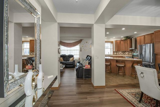 1691 Village Trail E 7, Maplewood, MN 55109