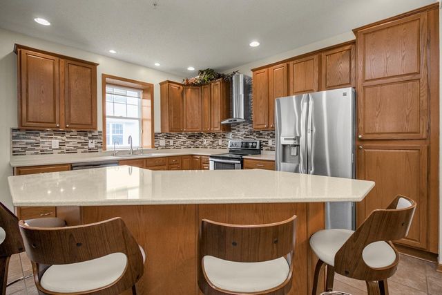 1691 Village Trail E 7, Maplewood, MN 55109