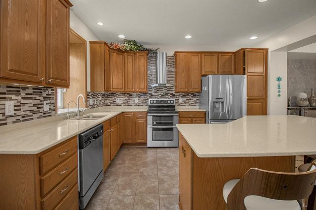 1691 Village Trail E 7, Maplewood, MN 55109