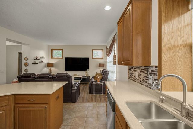 1691 Village Trail E 7, Maplewood, MN 55109