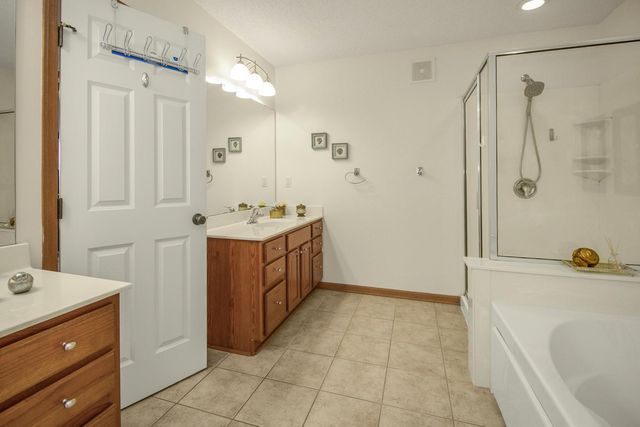 1691 Village Trail E 7, Maplewood, MN 55109