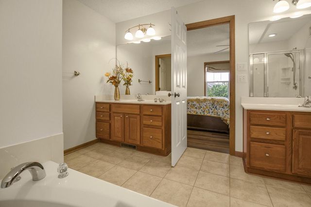 1691 Village Trail E 7, Maplewood, MN 55109