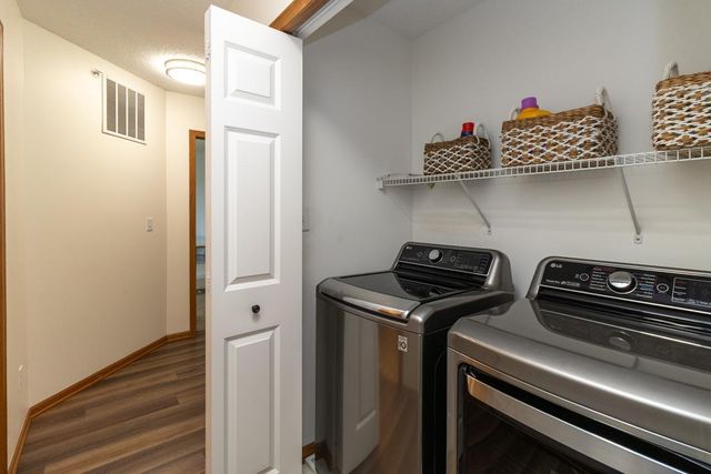 1691 Village Trail E 7, Maplewood, MN 55109