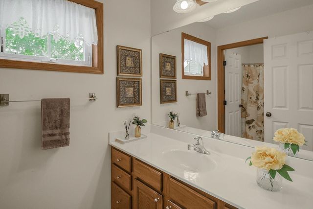 1691 Village Trail E 7, Maplewood, MN 55109