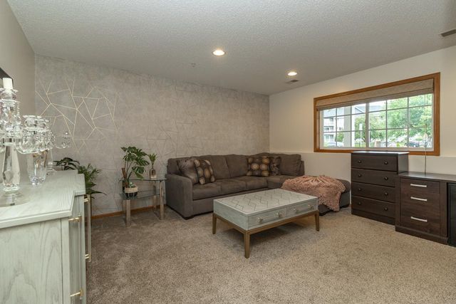 1691 Village Trail E 7, Maplewood, MN 55109