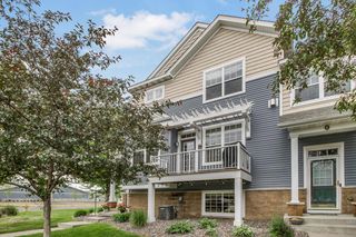 1691 Village Trail E 7, Maplewood, MN 55109