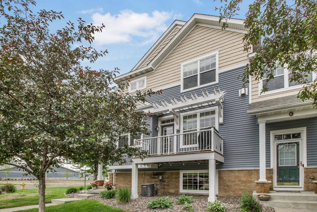 1691 Village Trail E 7, Maplewood, MN 55109