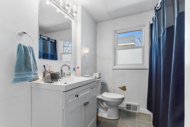 17 Vineyard St, Worcester, MA 01603