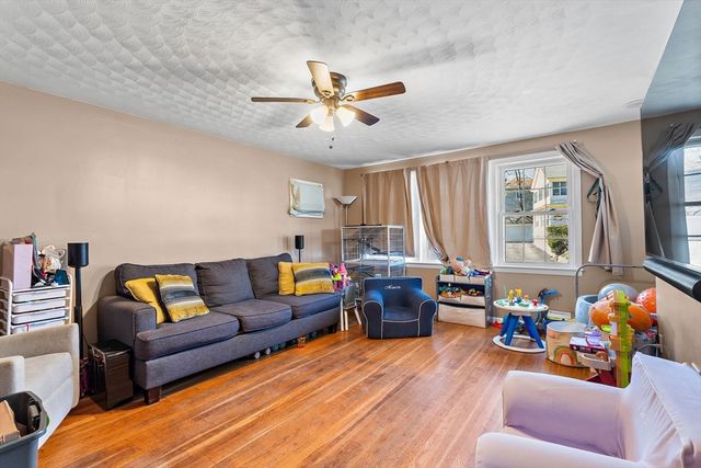 17 Vineyard St, Worcester, MA 01603