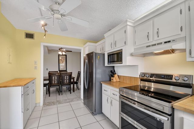 3871 Via Poinciana 404, Lake Worth, FL 33467