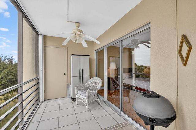 3871 Via Poinciana 404, Lake Worth, FL 33467