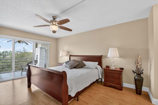 3871 Via Poinciana 404, Lake Worth, FL 33467