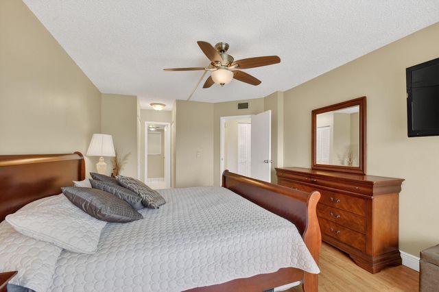 3871 Via Poinciana 404, Lake Worth, FL 33467