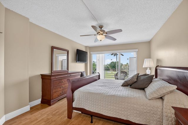 3871 Via Poinciana 404, Lake Worth, FL 33467