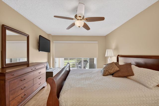 3871 Via Poinciana 404, Lake Worth, FL 33467