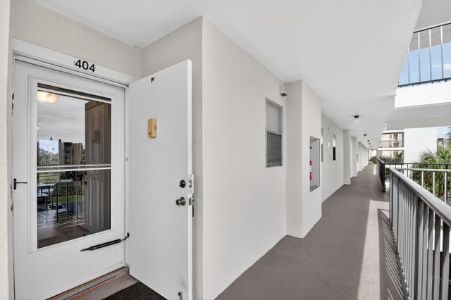 3871 Via Poinciana 404, Lake Worth, FL 33467