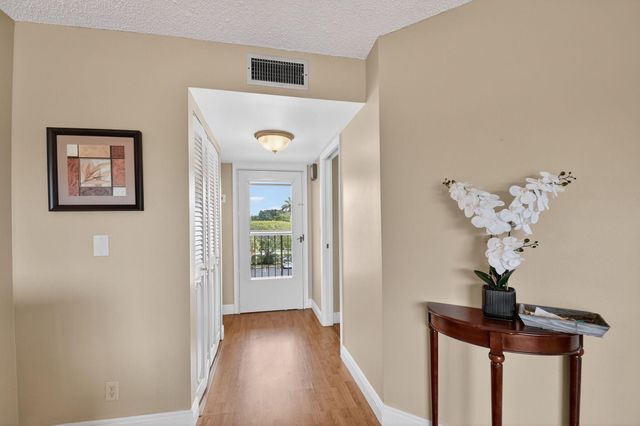 3871 Via Poinciana 404, Lake Worth, FL 33467