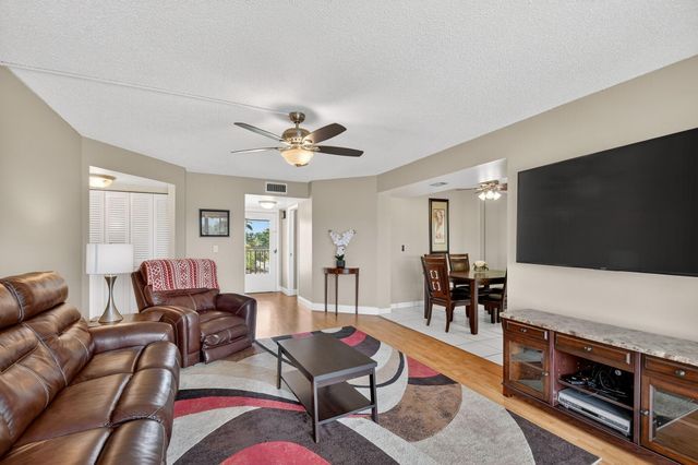 3871 Via Poinciana 404, Lake Worth, FL 33467