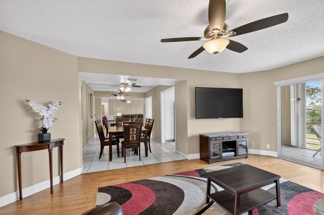 3871 Via Poinciana 404, Lake Worth, FL 33467