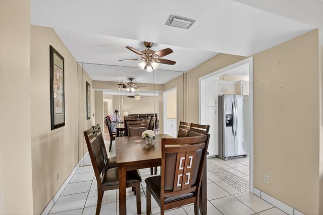 3871 Via Poinciana 404, Lake Worth, FL 33467