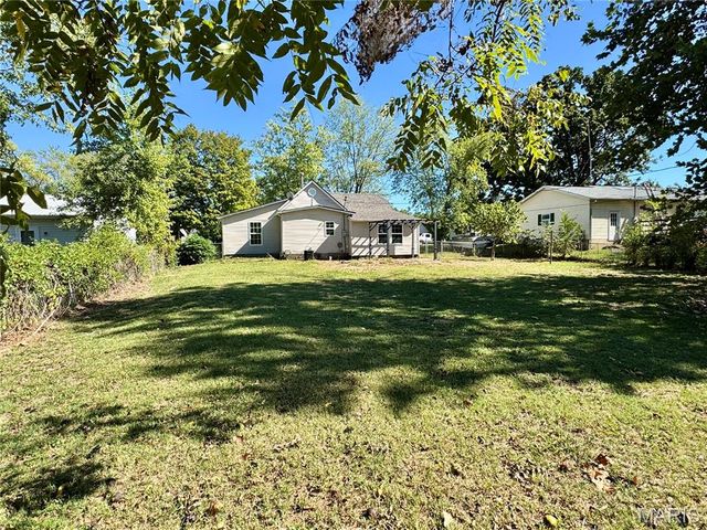 111 S White Oak Street, Desloge, MO 63601