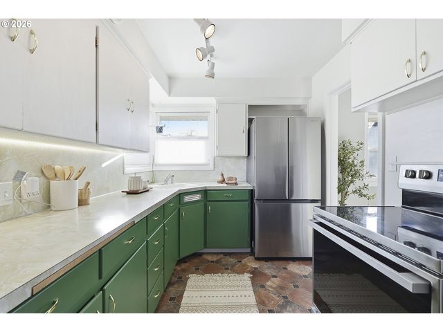 6123 Ne HALSEY St, Portland, OR 97213