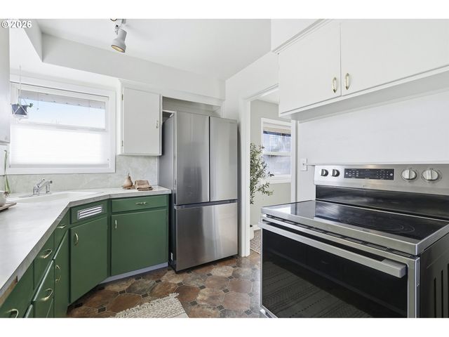 6123 Ne HALSEY St, Portland, OR 97213