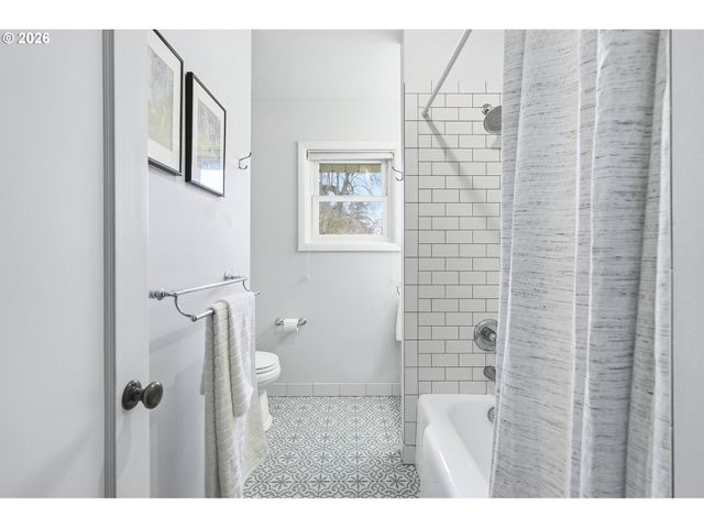 6123 Ne HALSEY St, Portland, OR 97213