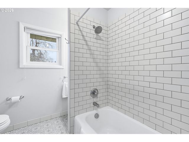 6123 Ne HALSEY St, Portland, OR 97213