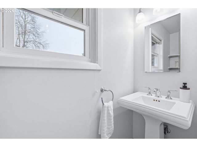 6123 Ne HALSEY St, Portland, OR 97213