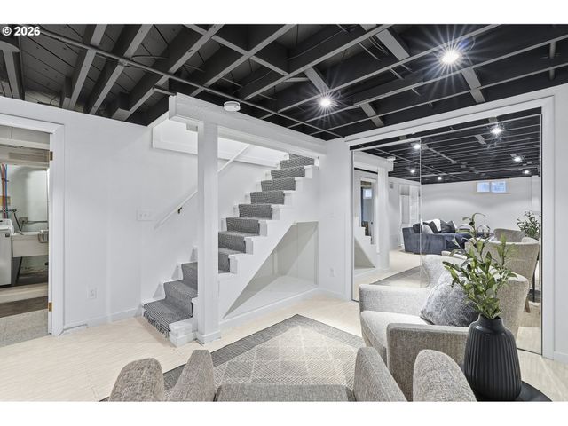 6123 Ne HALSEY St, Portland, OR 97213