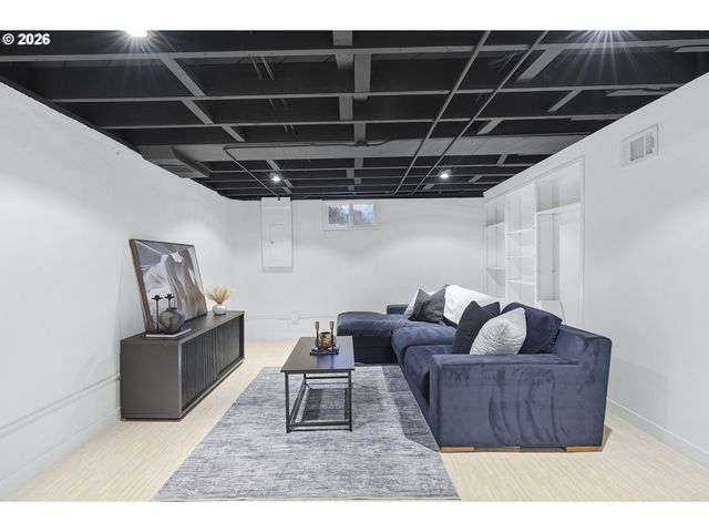 6123 Ne HALSEY St, Portland, OR 97213