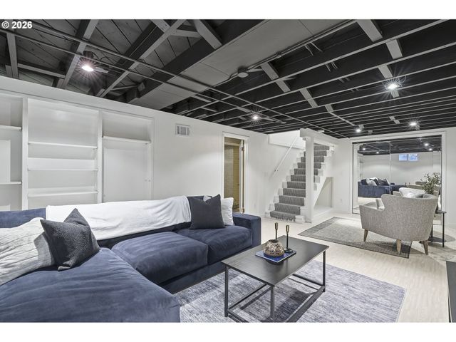 6123 Ne HALSEY St, Portland, OR 97213