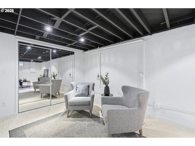 6123 Ne HALSEY St, Portland, OR 97213