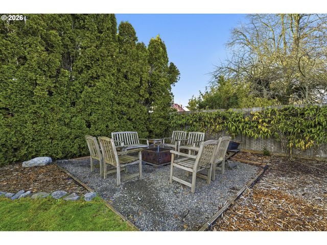 6123 Ne HALSEY St, Portland, OR 97213