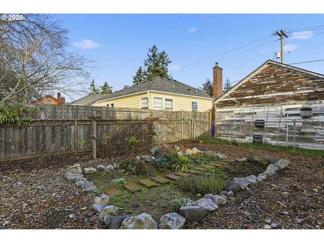 6123 Ne HALSEY St, Portland, OR 97213