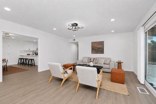 4304 Iowa Ave, Sacramento, CA 95824