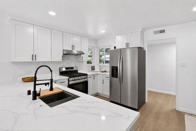 4304 Iowa Ave, Sacramento, CA 95824