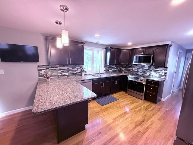 7 Park Ave, Plymouth, MA 02360