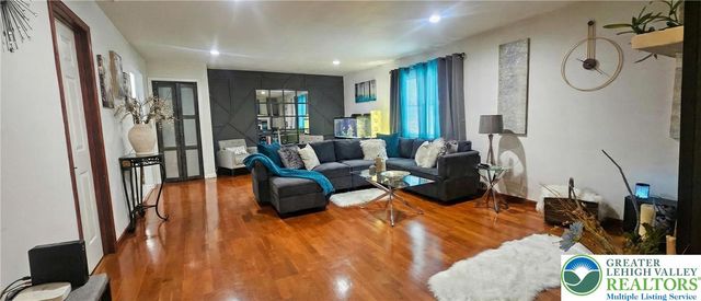 525 Black Oak Drive, Pocono Twp, PA 18372