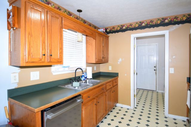 100 Megann Dr, Portland, TN 37148