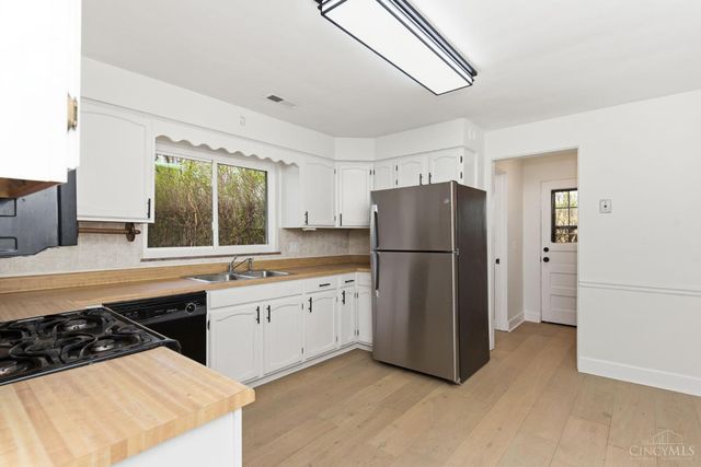 867 E Columbia Avenue, Reading, OH 45215